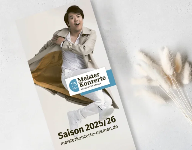 Cover der Saisonbroschüre der Meisterkonzerte Bremen für die Saison 2025/26